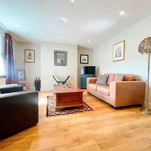  Apartment Cheltenham Central Apartment, Parking, Close Bars & Restaurants